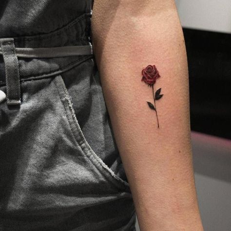 Minimalist Rose Tattoo, Small Colorful Tattoos, Rose Tattoo Forearm, Tiny Tattoos For Women, Minimalist Rose, Small Rose Tattoo, Red Rose Tattoo, Tattoos Geometric, Back Tattoos For Guys