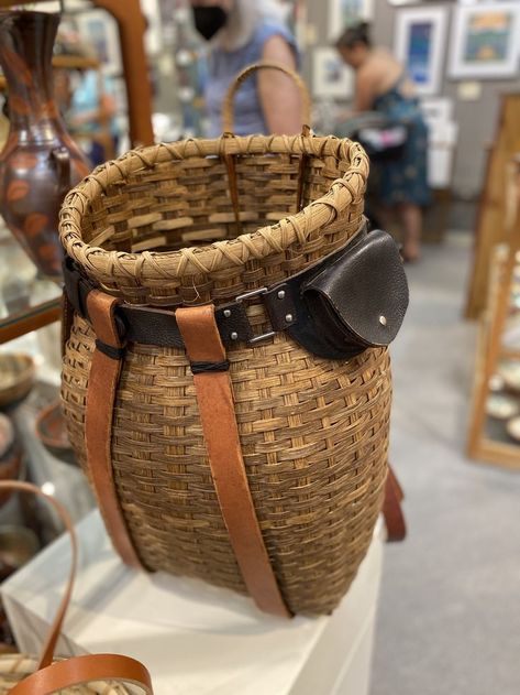 Handwoven basket with leather shoulder straps Foraging Basket, Basket Backpack, Alexa Rivera, Pack Basket, Birch Bark Crafts, Survival Skills Emergency Preparedness, Big Basket, Harvest Basket, Bushcraft Gear