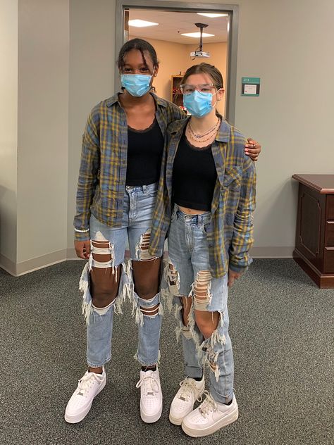 Twin Day Spirit Week Homecoming Best Friends, Simple Twin Day Outfits, School Twin Day Outfits Spirit Weeks, Simple Twin Day Outfits For Spirit Week, Twin Day Outfit Ideas, Twin Day Spirit Week Ideas, Grad Activities, Twins Day Ideas For School, Twin Day Outfits For Spirit Week