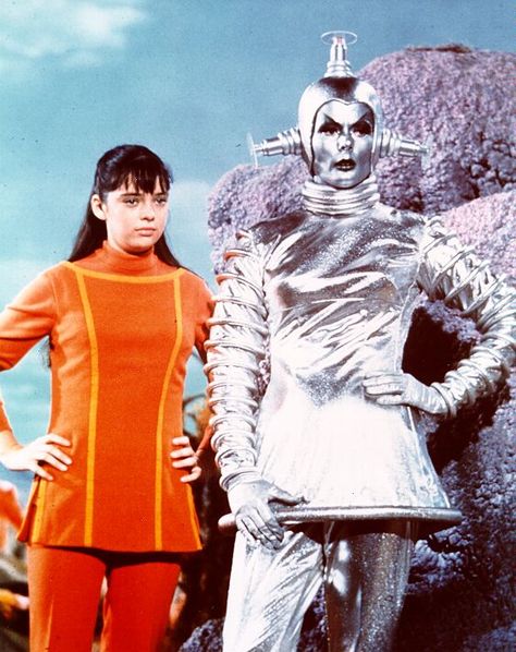 favorite show!  she was one of my favorite aliens along with the green girl who stalked Dr Smith 60s Photos, Space Tv, Space Girl, Space Photos, Lost In Space, Old Tv Shows, Vintage Tv, Retro Tv, B Movie