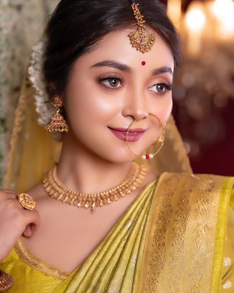 @shilpi__barman @dipanwitas_makeup_artistry @designer_sanjeev @ghosh.shiladitya @rongbongstudio @canonindia_official Natural Makeup Indian Bride, Jewellery Model Photography, Wedding Planner Checklist, Engagement Look, Haldi Outfits, Bengali Bridal Makeup, Simple Saree Designs, Wedding Decors, Bengali Bride