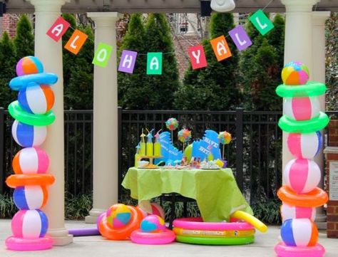 04 drink table with bold decor and beach ball pillars on the sides - Shelterness Kids Pool Party Decorations, Beach Ball Party, Pool Party Kids, Beach Bash, Splash Party, Fest Temaer, Hawaiian Party Decorations, Beach Birthday Party, Beach Party Decorations