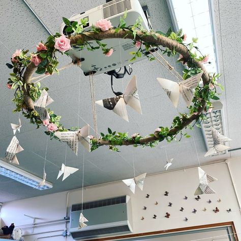 Nature In The Classroom, Nature Decor Classroom, Babies Room Childcare Ideas, Old Projector, Baby Room Ideas Early Years, Classroom Ceiling, Origami Butterflies, Curiosity Approach, Reggio Inspired Classrooms