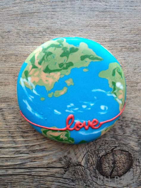 a globe with love Earth Cookies Decorated, Earth Day Cookies Decorated, Globe Cookies Decorated, Round Sugar Cookie Decorating Ideas, Earth Cookies, Intergalactic Party, Globe Cookies, Best Student, Cookie Connection