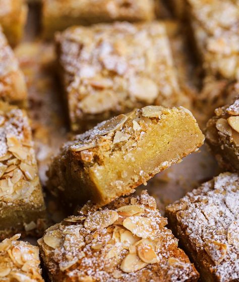 Simple And Delicious Almond Croissant Blondies - DreamCakeTrue Almond Croissant Blondie, Almond Desserts, Almond Croissant, Blondies Recipe, Almond Flour Recipes, Beautiful Bars, Almond Recipes, Sweets Treats, Dessert Bars