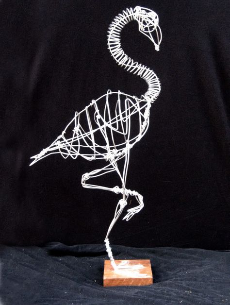 wire sculptures of flamingos - Google Search Wire Flamingo, Fantasy Wire, Copper Wire Crafts, Wire Bird, Art Fil, Copper Wire Art, Paper Crafts Magazine, Wire Sculptures, Wire Art Sculpture