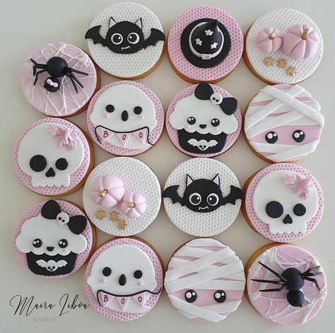 Halloween Fondant Cookies, Pastel Halloween Cookies, Girly Halloween Cake, Booday Party, Cute Halloween Cookies, Halloween Cakepops, Halloween Strawberry, Halloween Cookie Designs, Ghost Sugar Cookies