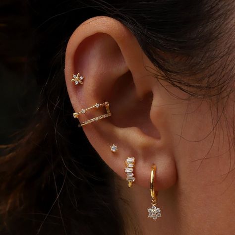 Dainty Diamond Earrings, Types Of Ear Piercings, Bar Earring, Earrings Cartilage, Ear Style, Ear Design, Floral Studs, Luxe Jewelry, Bar Stud Earrings