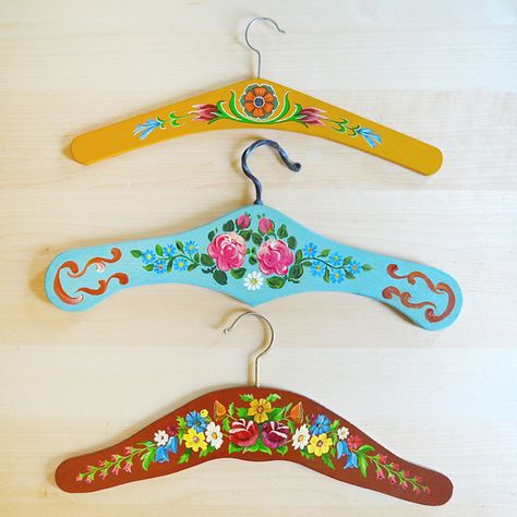 Wooden Hangers Ideas, Kids Furniture Design, Wooden Coat Hangers, Hand Painted Frames, Norwegian Rosemaling, Mexican Home Decor, Art Furniture Design, Painted Rocks Kids, Scandinavian Folk Art