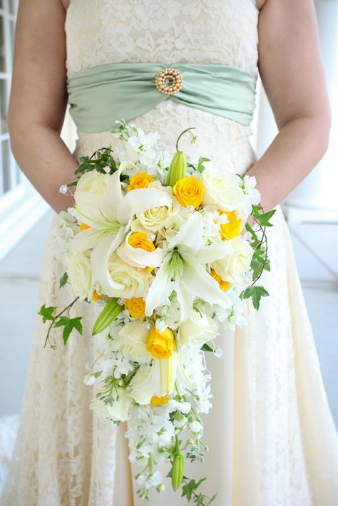 White and Yellow Cascade Bouquet. Photo by Carrie Wildes Photography.  www.abweddingstampa.com Yellow Lily Bouquet Wedding, Begonia Wedding Bouquet, Bride Bouquets Yellow And White, Daffodil Wedding Bouquet, Daffodils White, Yellow And White Bouquet, Ranunculus Yellow, Wedding Bouquet Yellow, Yellow And White Wedding