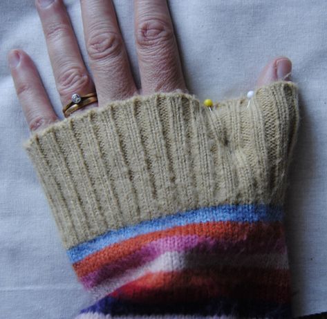 Old Sweater Crafts, Gloves Diy, Mittens Knitting, Sweater Mittens, Christmas Crafts To Make, Upcycle Sweater, Quotes Celebrities, Animals Design, Hat Patterns