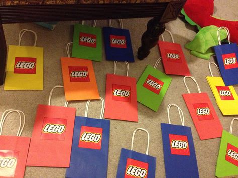 Goodie bag Lego Party Decorations, Lego Themed Party, Lego Birthday Cake, Lego Birthday Party, Lego Man, Lego Birthday, Loot Bags, Lego Party, 3rd Birthday Parties