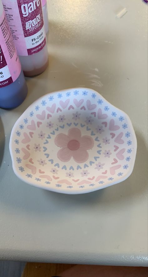 Painted Ceramic Serving Platter, Pottery Painting Dish Ideas, Sanrio Pottery Painting Ideas, East Pottery Painting Ideas, Cute Poterry Painting Ideas, Clay Dish Painting Ideas, Heart Bowl Pottery Painting, Pottery Painting Hearts, Painting Pottery Plate