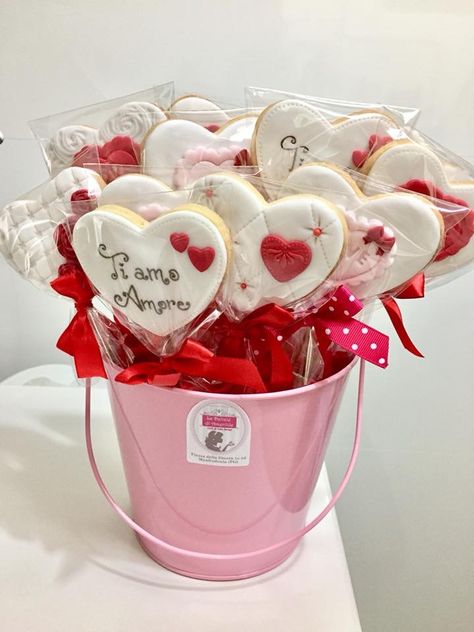 Biscotti San Valentino, Valentine Day Cookies, Valentines Day Cookies, Cookies Decorated, St Valentin, San Valentino, Cookie Decorating, Confetti, Crafts For Kids