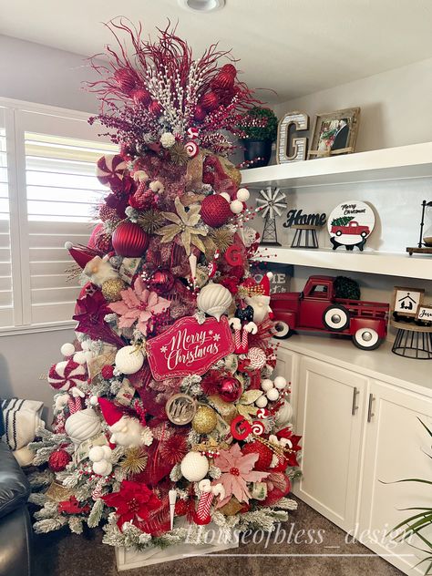 Pink And Red Christmas Tree Decorations, Red And Pink Christmas Tree, Pink And Red Christmas Tree, Red And White Christmas Tree, Whimsical Christmas Decor, Christmas Smell, Ideas Navideñas, Ideas Navidad, Christmas Dreaming