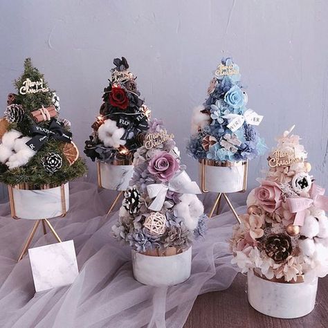 A special Christmas tree, made of various dried hydrangea flowers for her.

Factory Sale, Customized Yours👉WhatsApp: +86 13392627932 Flowers For Her, Flower Shop Design, Pipe Cleaner Flowers, Hydrangea Flowers, Holiday Crafts Christmas, Christmas Flowers, New Years Decorations, Glass Dome, How To Preserve Flowers