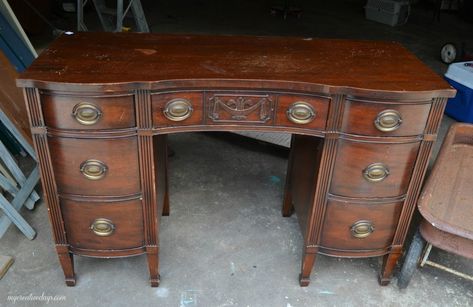 Are you looking for a desk for your home, but want one that is pretty? This Painted Desk Makeover took an old desk and made it a beautiful piece to work on. Repurposed Desk, Desk Makeover Diy, Desk Redo, Diy Modern Furniture, Painted Desk, Antique Restoration, Old Desks, Desk Makeover, Antique Desk