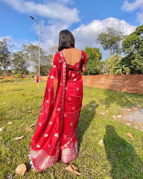 Mekhela Sador Blouse Design, Mekhela Sador, Kim Aesthetic, Fake Photo Sick, Mekhela Chador, Indian Women Painting, Friend Photography, Women Painting, Best Friend Photography