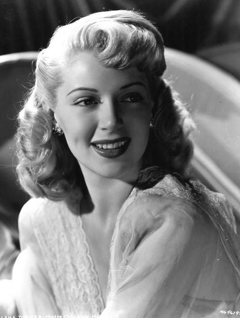 Lana Turner 1940s Hair, Pin Curl, Lana Turner, Hair Bangs, Retro Waves, Hairstyles Easy, Vintage Hairstyles, Bangs, Hairstyles