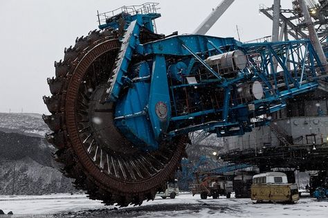 The biggest coal mine in the world has some enormous machinery for excavation. Mechanic Man, Mechanic Life, Mechanical Bull, Heavy Construction Equipment, Mechanical Mods, Industrial Machine, Mining Equipment, Heavy Machinery, Coal Mining