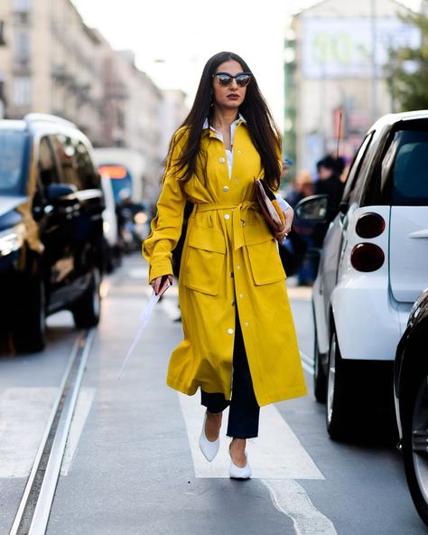 Women's Fashion 2023, 2023 Lifestyle, Chique Outfit, Milan Fashion Week Street Style, Yellow Clothes, London Fashion Week Street Style, London Fashion Weeks, Top Street Style, Long Rain Coat