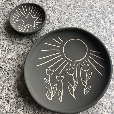 Kerry on Instagram: “So No.1 daughter saw some sgraffito on an insta post and wanted to try it. I made her a couple of little dishes and she scratched away 😊…” Sgraffito Designs Plates, Sgrafitto Patterns, Sgraffito Designs Easy, Sgraffito Designs Pattern, Sgrafitto Ceramics, Sgraffito Ceramics, Sgraffito Designs, Pottery Sgraffito, Ceramic Plates Art