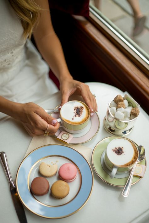 coffee Ladurée in Paris Books And Tea, Laduree Paris, Milk Shakes, Coffee Love, Coffee Shops, Macaroons, High Tea, Coffee Break, Coffee Time