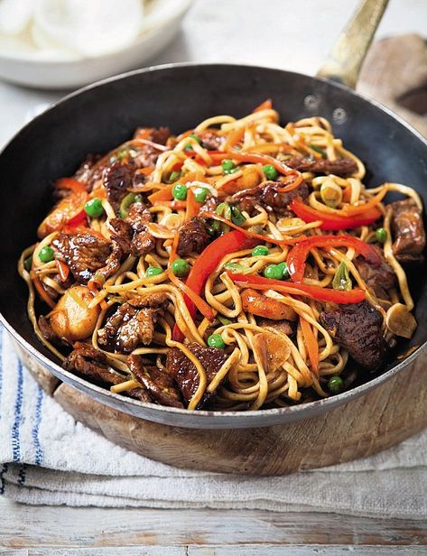 The classic Chinese dish that is just as good made at home as it is in a restaurant Pork Chow Mein, Chow Mein Recipe, Chinese Food Recipes, Chow Mein, Chinese Dishes, Pork Dishes, Noodle Recipes, Meat Dishes, Chow Chow