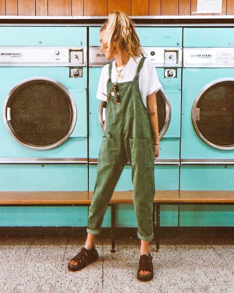 Acting like a kid in a candy store because... I’ve always wanted to take a photo in one of these old school laundrettes 🙈 Vestiti In Jeans, Mode Hippie, Estilo Hippie, Look Retro, Mode Boho, Urban Wear, Mode Inspo, Hippie Outfits, Pusheen