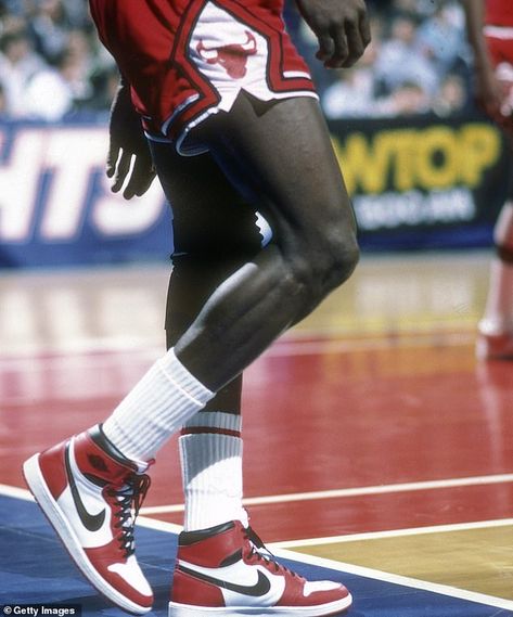 He also wore the shoes in his last appearance for the Chicago Bulls at Madison Square Gard... Tenis Nike Jordan, Nike Michael Jordan, Michael Jordan Photos, Michael Jordan Pictures, Air Jordan 1 Outfit, Michael Jordan Basketball, Basketball Photography, Jordan Basketball, Jordan 1s