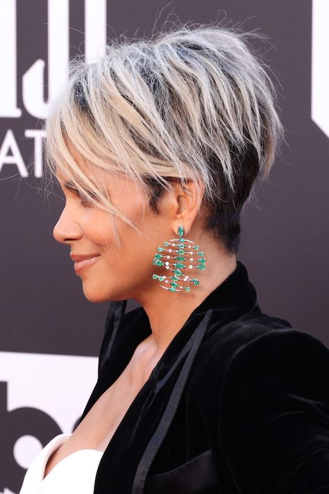 Halle Berry Haircut, Halle Berry Short Hair, Halle Berry Hairstyles, Hally Berry, Short Hair Highlights, Latest Haircuts, Pixie Haircut For Thick Hair, Undercut Pixie Haircut, Undercut Pixie