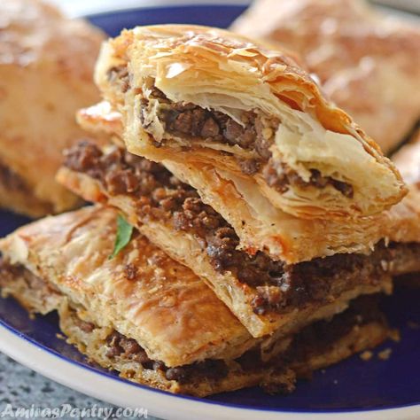 Phyllo Meat Pie (Egyptian Goulash) https://amiraspantry.com/ground-beef-goulash-phyllo-pie/ Egyptian Phyllo Meat Pie, Egyptian Goulash Phyllo Dough, Phyllo Meat Pie, Egyptian Goulash, Ground Beef Goulash, Phyllo Pie, Arabisk Mad, Phyllo Dough Recipes, Phyllo Recipes