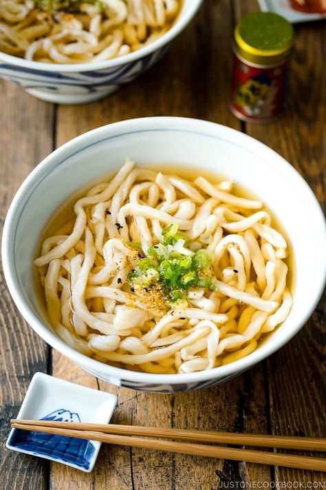 Served in soy sauce based dashi broth, this simple Udon Noodle Soup is the standard version called Kake Udon in Tokyo region and Su Udon in Osaka region. Enjoy as it is or top with tempura, fish cake, tofu, or vegetable. #udon #noodlesoup #japanesefood #easyrecipe | Easy Japanese Recipes at JustOneCookbook.com Yakimeshi Recipe, Kake Udon, Beef Udon, Japanese Udon, Udon Noodles Recipe, Udon Recipe, Udon Soup, Yaki Udon, Udon Noodle Soup