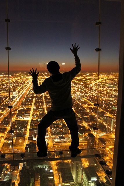 Sears tower in Chicago at night by rommelholmes, via Flickr Bestie Adventures, Skydeck Chicago Pictures, Pictures At Night, Cn Tower Aesthetic Night, Soweto Towers, Chicago Willis Tower, Willis Tower Skydeck, Chicago Skydeck, Sky Tower Auckland Night