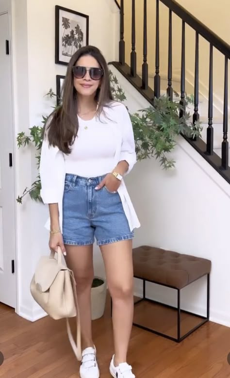 Casual Tourist Outfit, Young Mom Outfits, Louis Vuitton Outfits, Tourist Outfit, Outfits Juvenil, Look Short, Bermuda Jeans, Crop Top Outfits, Romantic Style