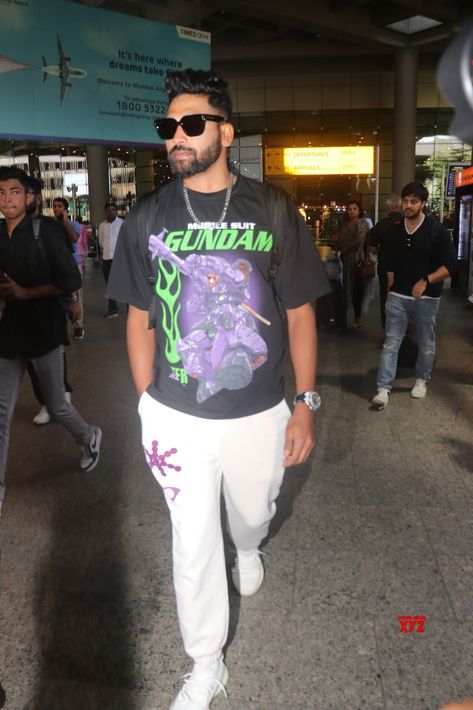 Mohammad Siraj Spotted At Airport In Mumbai Arrival - Gallery #MohammadSiraj #Airport #Mumbai Mohammad Siraj, Universe Show Me, Black Hd Wallpaper, Black Hd, 4k Wallpaper For Mobile, Wallpaper For Mobile, At Airport, Come To Me, 4k Wallpaper