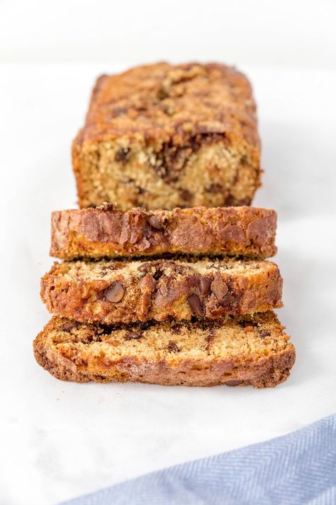 Cinnamon Swirl Chocolate Chip Quick Bread - Lip-Smacking Food Chocolate Chip Sweet Bread, Cinnamon Chocolate Chip Bread, Chocolate Trifle Recipes, Vanilla Trifle, Chocolate Chip Quick Bread, Trifle Strawberry, Banana Bread Homemade, Trifle Chocolate, Desserts Trifle