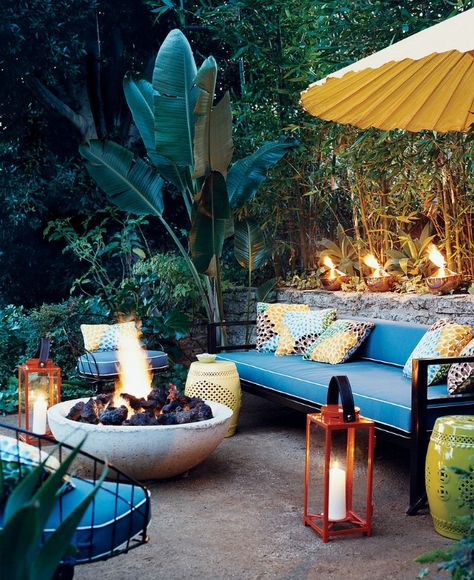 Everything about this patio is fab. Design Per Patio, Unique Outdoor Spaces, Tropical Backyard, Outdoor Seating Area, Have Inspiration, Patio Accessories, Tropical Houses, Dream Backyard, Tropical Decor