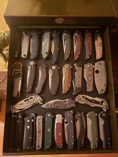 Knives Aesthetic, Knife Aesthetic, Fox Artwork, Pretty Knives, Butterfly Knife, Collectible Knives, Knife Collection, Cool Knives, Sharp Objects