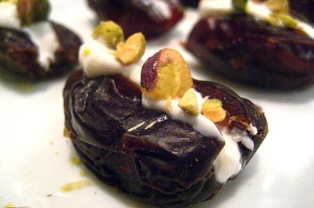 Greek Yogurt Stuffed Dates Date Recipe, Greek Yogurt Snacks, Yogurt Snacks, Stuffed Dates, Breakfast Prep, Date Recipes, Easy Party Food, Yummy Lunches, Party Foods