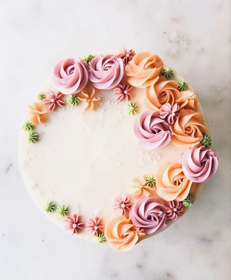 Strawberry Layer Cake, Tårta Design, Strawberry Layer Cakes, Frosting Flowers, Cake Style, Cake Decorating Piping, Easy Cake Decorating, Cake Decorating Designs, Fashion Cakes