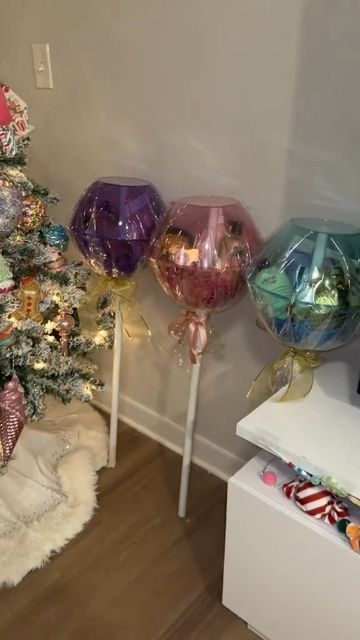 Candyland Christmas Theme Decorating Ideas, Candyland Diy Decor, Diy Suckers Lollipops, Diy Candyland Decorations Christmas, Candyland Christmas Diy, Giant Lollipop Decorations Diy, Diy Lollipop Decorations, Candyland Christmas Party, Candyland Christmas Decorations Diy