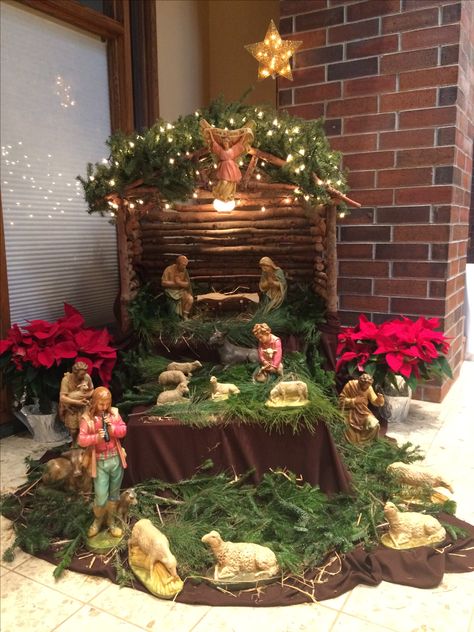 Christmas Crib Decoration Ideas, Crib Decoration Ideas, Navity Scene Ideas, Christmas Nativity Scene Display, Christmas Crib Ideas, Crib Ideas, Christian Christmas Decorations, Crib Decoration, Easy Homemade Christmas Gifts