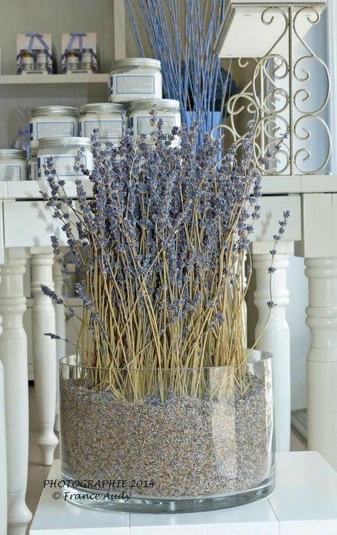 Lavender Crafts, Lavender Decor, Lavender Cottage, Deco Champetre, Tafel Decor, Flower Vase Arrangements, Lavender Farm, Lovely Lavender, Farm Stand