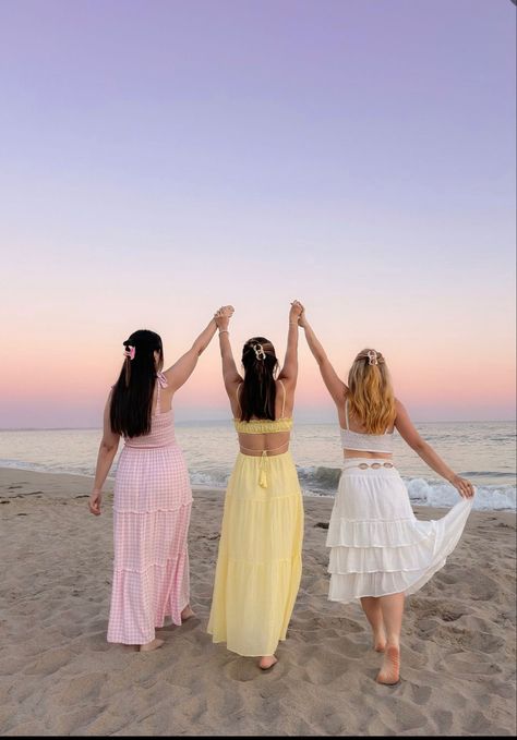 Dubai Money, Three Besties, Trip Photo Ideas, Trio Pics, Aesthetic Dior, Bachelorette Vibes, Beautiful Beach Sunset, Bow Jeans, Beach Photo Inspiration