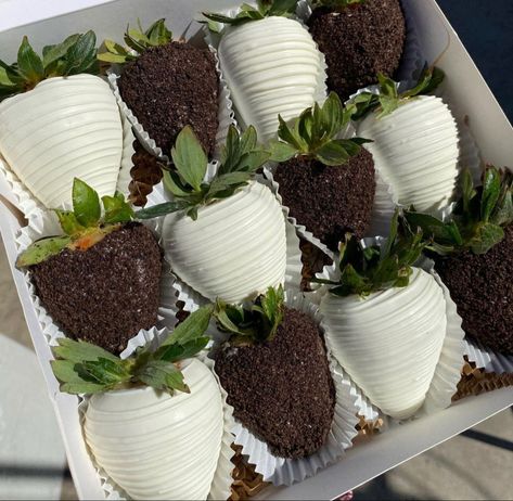 Oreo Chocolate Strawberries, Black And White Chocolate Strawberries, Cookies And Cream Strawberries, Chocolate Strawberries For Boyfriend, Chocolate Covered Strawberries Aesthetic, Chocolate Covered Strawberries For Him, Gourmet Candy Apples, Chocolate Covered Strawberry Cake, Chocolate Covered Desserts