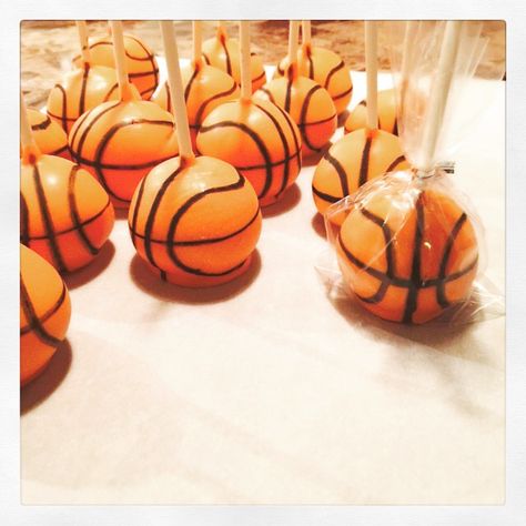 Basketball Cake Pops Cake Pops Basketball, Heavenly Rice, Basketball Cake Pops, Sports Cupcakes, Cake Basketball, Basketball Snacks, Gabby Party, Basketball Cakes, Basketball Treats