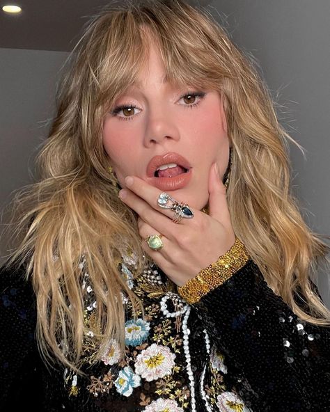 suki waterhouse Suki Aesthetics, Suki Waterhouse Makeup, Suki Waterhouse Hair, Rp Icons, Bardot Bangs, French Girl Hair, Camera Flashes, Olive Skin Tone, Suki Waterhouse