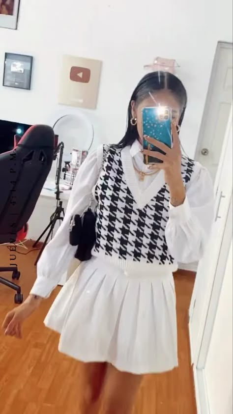 Falda blanca, camisa blanca, chaleco, cadena, collar, bolsa negra Camisa Blanca Outfit, Baguio Outfit, How To Style A Vest, Ulzzang Outfit, Museum Outfit, Blanco White, White Tennis Skirt, Korean Outfit Street Styles, Rock Outfit