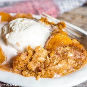 how to make peach crisp Small Peach Crisp, Easy Peach Crisp Recipe, Family Dessert Recipes, Easy Peach Crisp, Fresh Peach Recipes, Peach Crisp Recipe, Easy Apple Crisp Recipe, Brown Sugar Recipes, Sweet Dumplings